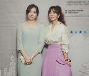 [bnt포토] '자랑스런 한국인 대상'에서 포토타임 갖는 임수진 한의사-조은숙