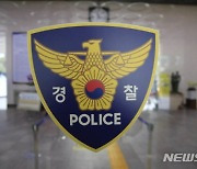 만취해 신호대기 차량 위 올라탄 50대 남성 체포