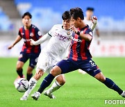 [포토] '어딜 가려고' 강원 김대원의 공격을 차단하는 수원FC 김상원