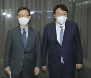 '긴급 회동' 가진 尹-최재형 "공수처 수사는 불법 대선 개입"