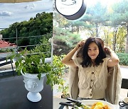 '션♥' 정혜영, 카페 같은 옥상에서 즐기는 여유 "아무 데도 못 가니 집에서"