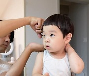 '서수연♥' 이필모, 아들 머리 잘라주는 다정한 아빠 "미용실은 더 크면" 