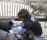 사육 곰 보호시설 방문한 한정애 장관