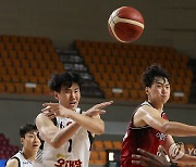 볼다툼 벌이는 김민욱과 정강호