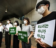 '홍대 미대 교수 성희롱 의혹' 제자들 반박..진실공방 계속