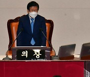 '공인의 언책' 강조한 윤희숙, 국회 떠나..사퇴안 가결(종합)