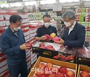 [포토] 명절 성수품 점검하는 장철훈 농업경제대표이사