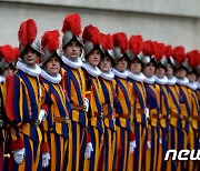 바티칸, 여성 스위스 근위대 허용하나..남여공용 새 막사 설계