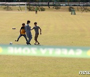 아프간 아이들 '자가격리 마치고 즐기는 공놀이'
