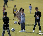 공놀이하는 아프간 어린이들