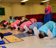 한국 절 배우는 미 해병대원들