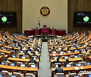 '윤희숙 사직안' 본회의 가결