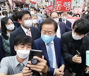 시민과 함께 기념사진 찍는 홍준표