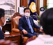 배진교 원내대표와 마주앉은 박병석 국회의장