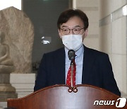 개막식 인사말하는 한수 공주박물관장