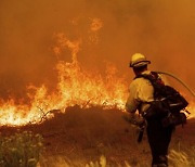 바이든, 美 캘리포니아 산불 비상사태 선포..피해지역 방문