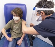 건강한 10대男, '백신 부작용'이 '코로나 감염률'보다 4~6배 높다