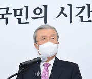 김종인 "윤석열, 파리떼에 5개월 헤맸다"