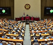 윤희숙 사직안 국회 통과..이낙연 사퇴서 처리는 미룬 與