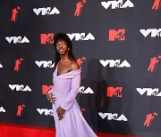 [할리우드IS] 'VMAs' 릴 나스 엑스, 쇄골 드러낸 파격 드레스