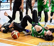 [JB포토] 2021 MG새마을금고 KBL컵대회, 부상으로 코트 바닥에 누워있는 DB 김종규와 상무 강상재