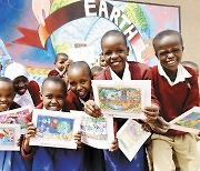 아프리카에 희망 전하는 엽서그리기 대회 시상식, 당선혜 학생 대상.. 수상작 탄자니아 학교에 벽화로
