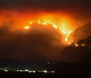 [포토] 스페인 남동부 산불 계속.. 화염에 뒤덮인 마을뒷산