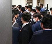 공수처, 김웅 의원실 압수수색 재개..컴퓨터 보안 해체 작업