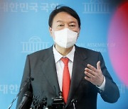 김종인 "윤석열, 조기입당 후회.. 보호는커녕 평범하게 전락"