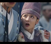 '홍천기' 안효섭, 김유정 어깨 감싸 안고 지팡이 무공 폭발
