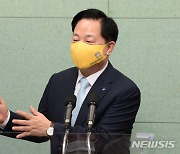 '질의 응답하는 김두관 후보'