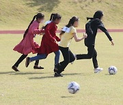 공놀이 하는 아프간 어린이들