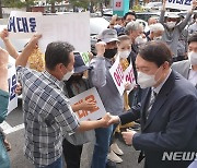 안동 지지자들과 악수하는 윤석열 전 검찰총장