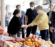 과일 구매하는 김기표 국민권익위 부위원장