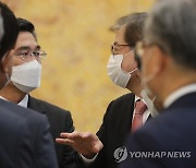 대화하는 서욱 국방부 장관과 서훈 국가안보실장
