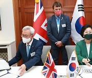 기후리스크 관리모형 개발 협약 서명하는 김은미 총장