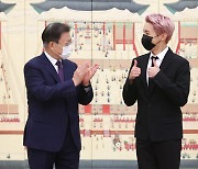 (영상)RM '깜짝'·제이홉 '엄지척'..BTS, 文대통령과 두번째 만남