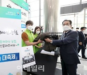 [포토] 외국인 근로자에 외투 기부하는 이성희 농협회장