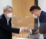 [포토] 서민취약계층 간담회 참석하는 고승범 위원장