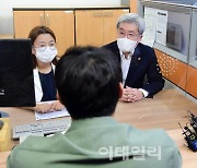 [포토] 서민금융중앙통합지원센터 민원인 만난 고승범 위원장