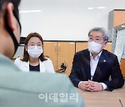 [포토] 민원인과 대화하는 고승범 금융위원장