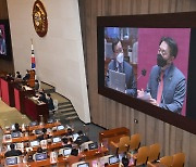 "文대통령, 간첩 도움으로"..與 "어디서 배웠나 했더니" 맹비난