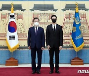 BTS RM과 기념촬영하는 문대통령