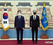 문대통령, BTS 슈가 미래·문화 특사 임명