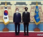 미래·문화 특사 BTS 뷔와 기념촬영하는 문대통령