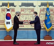 BTS 슈가 특사 임명장 수여하는 문재인 대통령