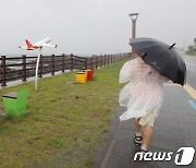 태풍 '찬투' 중국 해상서 숨고르기..제주 비바람 소강상태