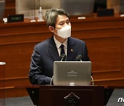 국회 대정부질문에 출석한 이인영 통일부 장관