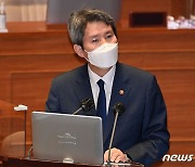 '대정부질문 답변하는 이인영 장관'