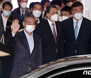 왕이 中 외교부장 방한 '취재진 향해 손 흔들며'